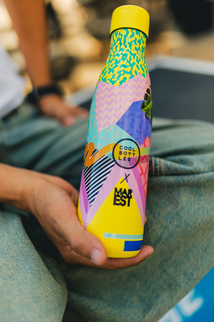 nerezova-termolahev-midnight-500ml-drzeni-v-ruce